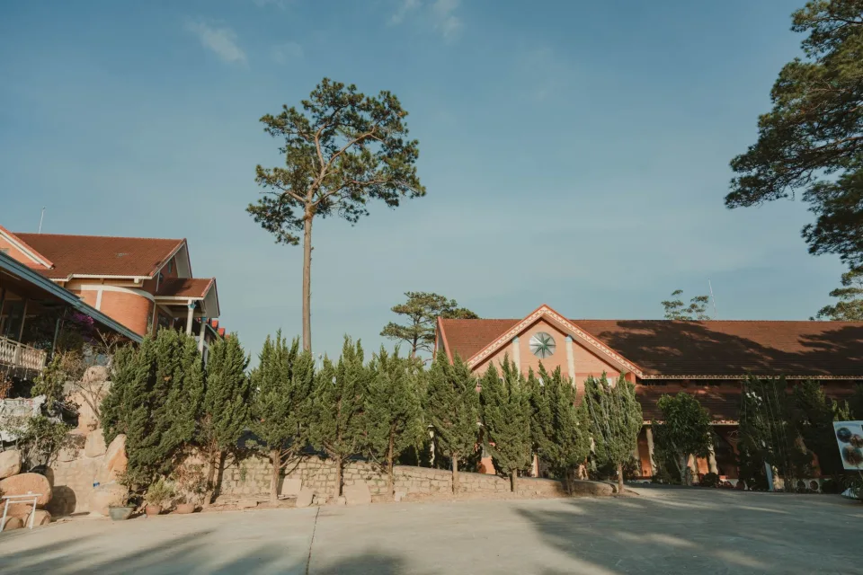 Góc sân và hiên nghỉ